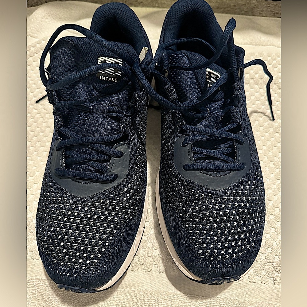 BRAND NEW Under Armour Men shoes size 10